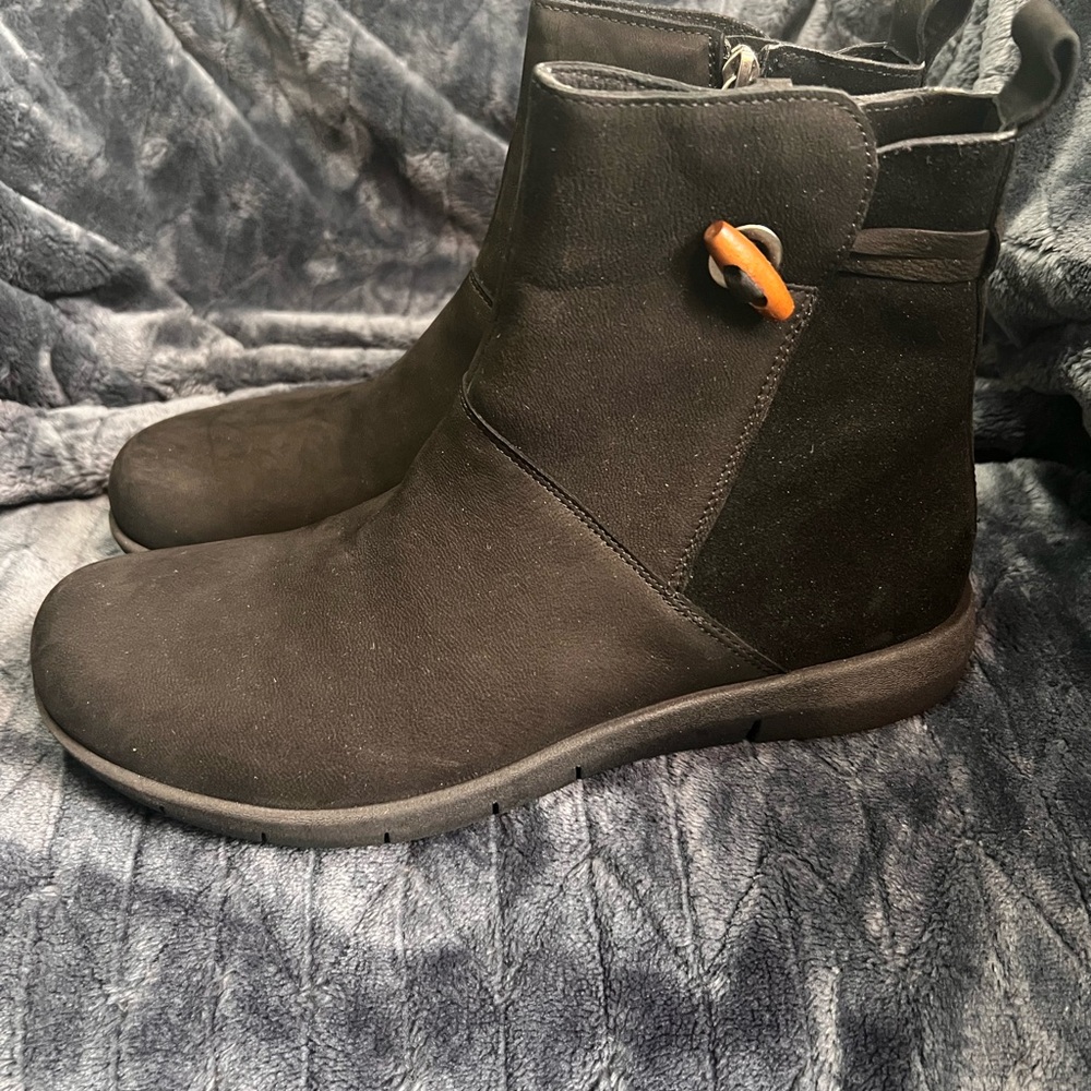 SoftWalk Black Zippered Ankle Boots Sz 9